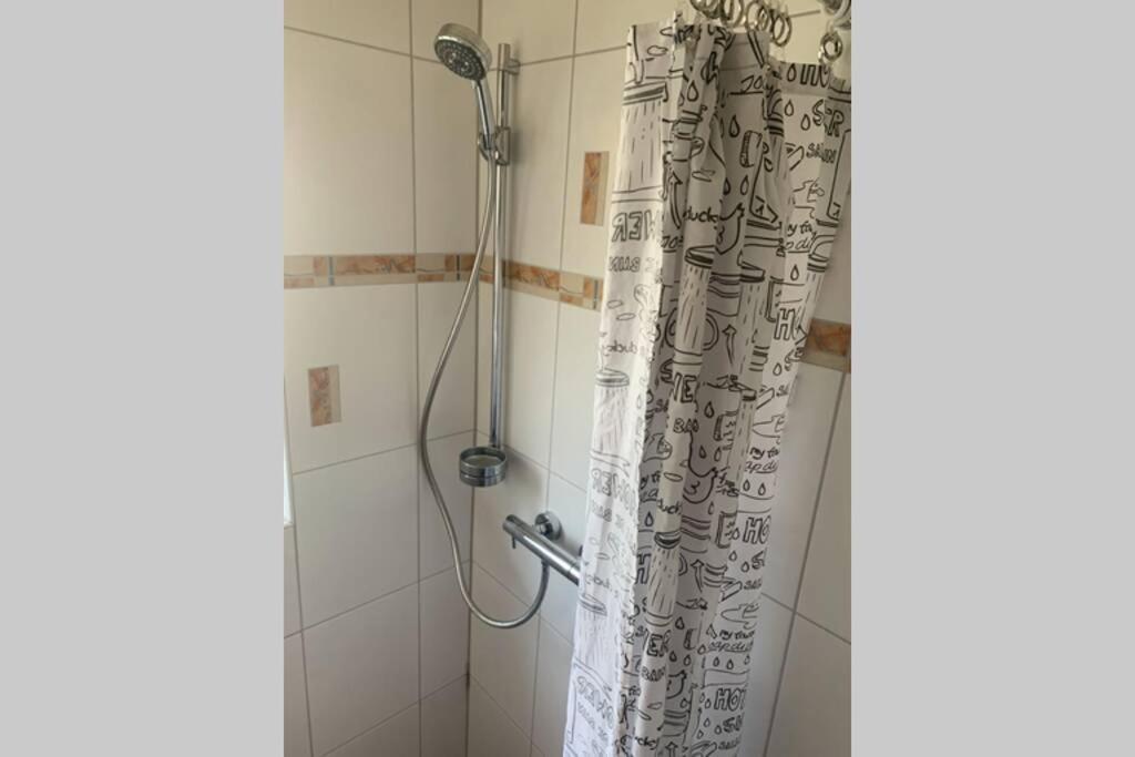Gemuetliche 3 Zimmer Wohnung Mit Grosszuegiger Terrasse Im Gruenen Reutlingen Dış mekan fotoğraf